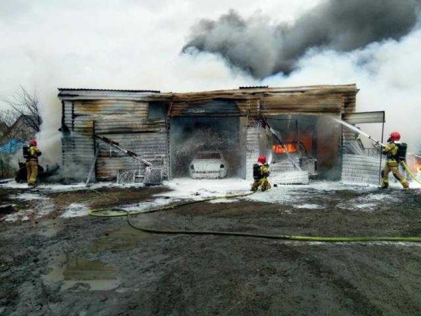 Pożar warsztatu w Radosławiu. Jedna osoba poszkodowana[zdjęcia]