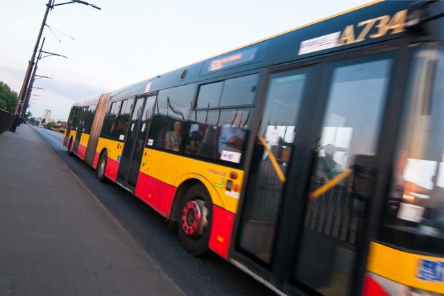 Ostrzelane zostały tramwaj i autobus.