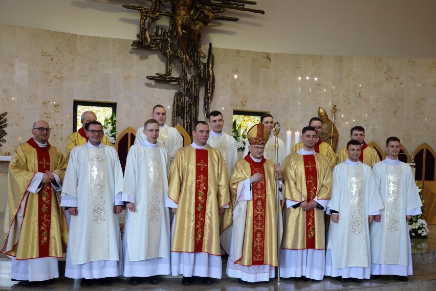 Biskup Paweł Stobrawa wyświęcił w sobotę dziewięciu diakonów...