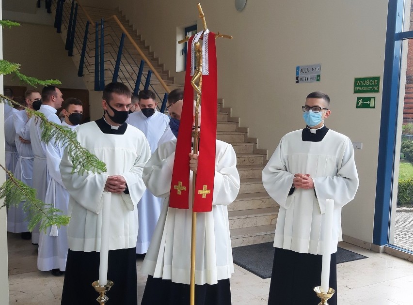 Biskup Paweł Stobrawa wyświęcił w sobotę dziewięciu diakonów...
