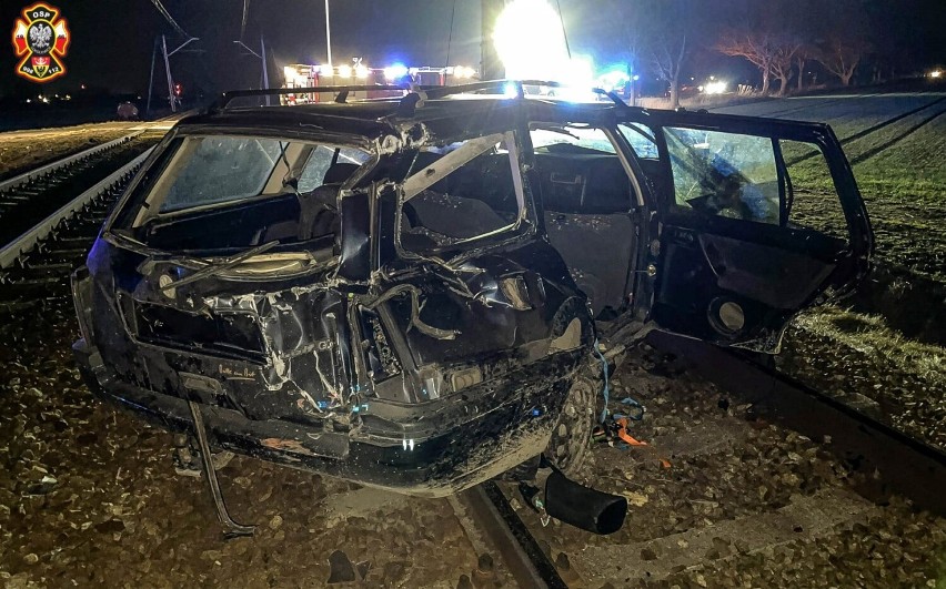 Wypadek na przejeździe kolejowym pod Oleśnicą. Osobówka zderzyła się z pociągiem