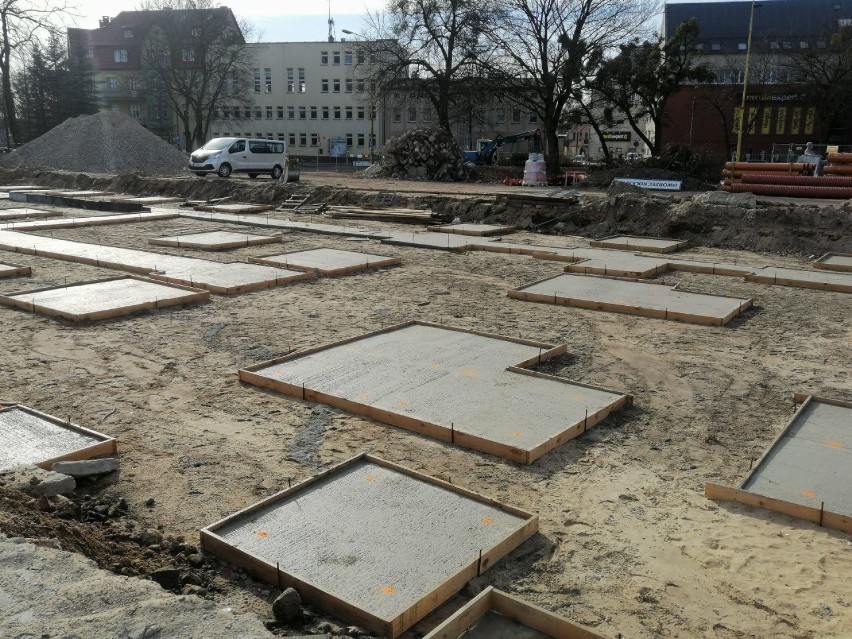 Wylewają chudy beton. Co dzieje się na placu budowy dworca w Goleniowie?