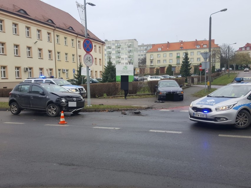 Zderzenie aut na skrzyżowaniu w centrum Szczecinka. Są poszkodowani [zdjęcia]