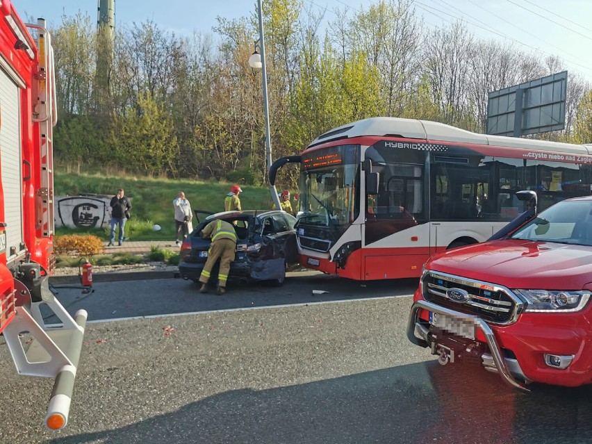 Katowice. Wypadek na DTŚ przed tunelem - ZDJĘCIA. Zderzyły się osobówka, ciężarówka i autobus