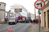 Wypadek przy ulicy Wojska Polskiego w Piotrkowie. Jedna osoba nie żyje. Droga jest całkowicie zablokowana przy Galerii Stary Areszt. FOTO