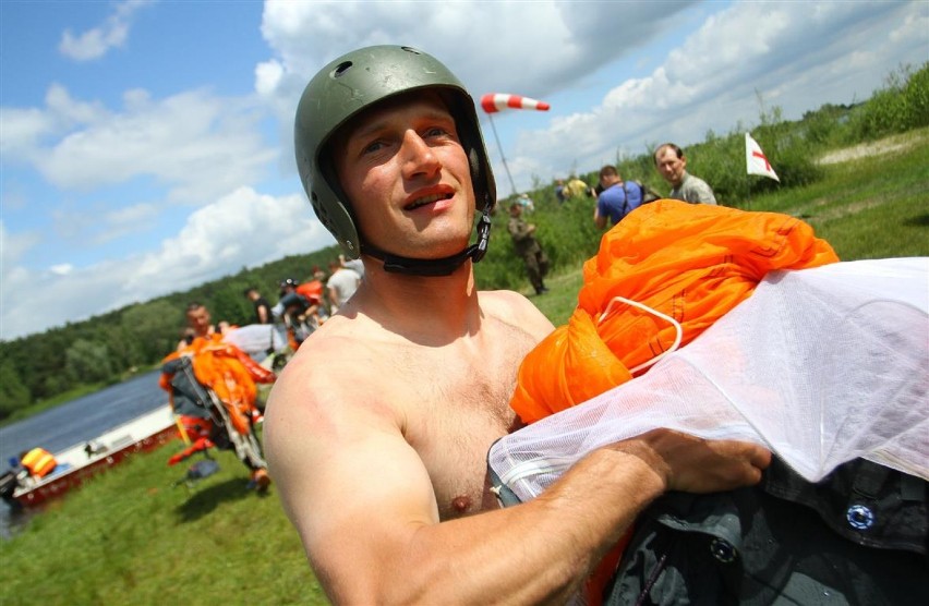 Skoki spadochronowe w Bronisławowie odbywają się co roku