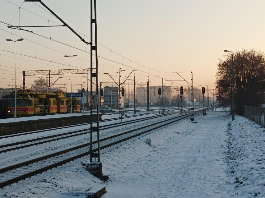 Spore utrudnienia w ruchu pociągów SKM na trasie Wejherowo - Gdańsk Śródmieście. W Wejherowie doszło do zerwania sieci trakcyjnej | ZDJĘCIA
