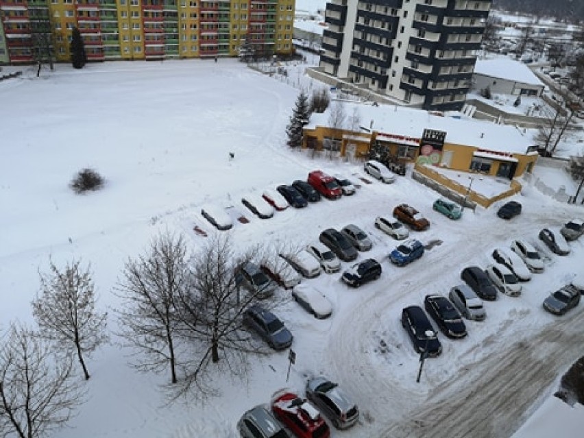 Auto blokuje wjazd na paring na Podzamczu w Wałbrzychu