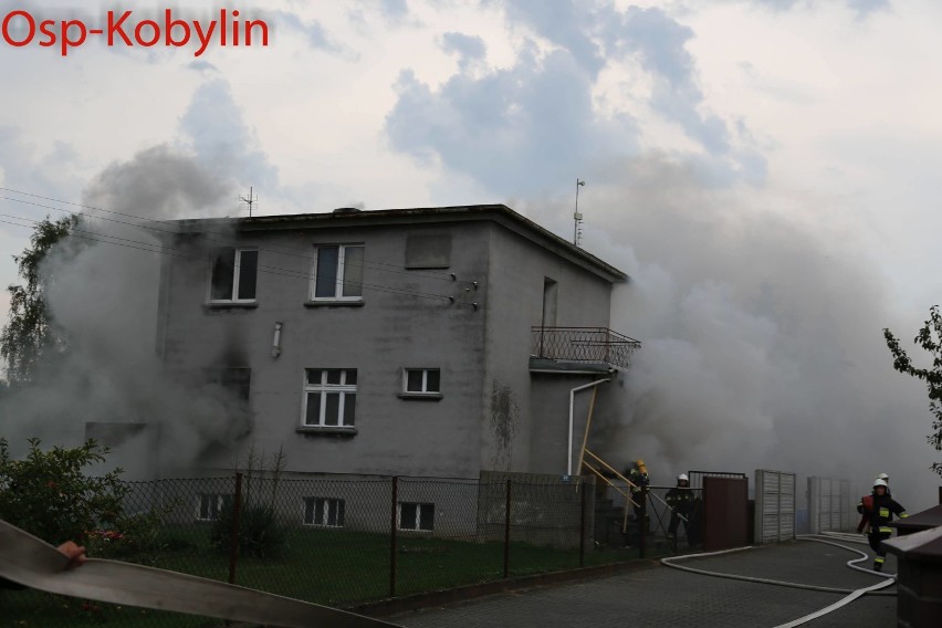 Pożar w Kobylinie. Piorun uderzył w dom. ZDJĘCIA