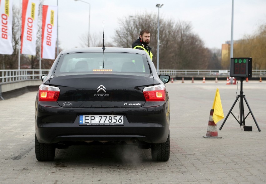Okręgowy konkurs zręczności kierowców z okazji dnia kobiet w Piotrkowie