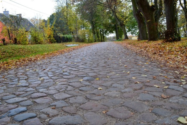 Gm. Nowy Dwór Gdański. Droga w Stawcu. Stary bruk został przykryty