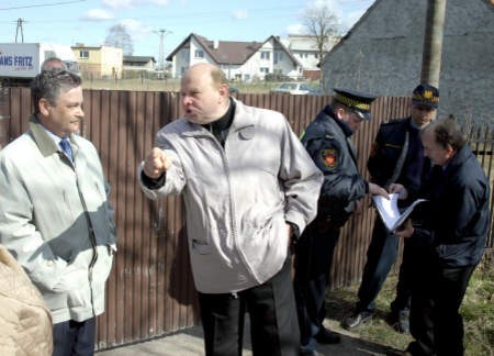 Leszek Zadurski, p.o. naczelnika Wydziału Techniczno - Inwestycyjnego UM (z lewej) i Lucjan Szewiel, przed bramą firmy transportowej, w czasie wizji lokalnej. FOT. MACIEJ JĘDRZYŃSKI