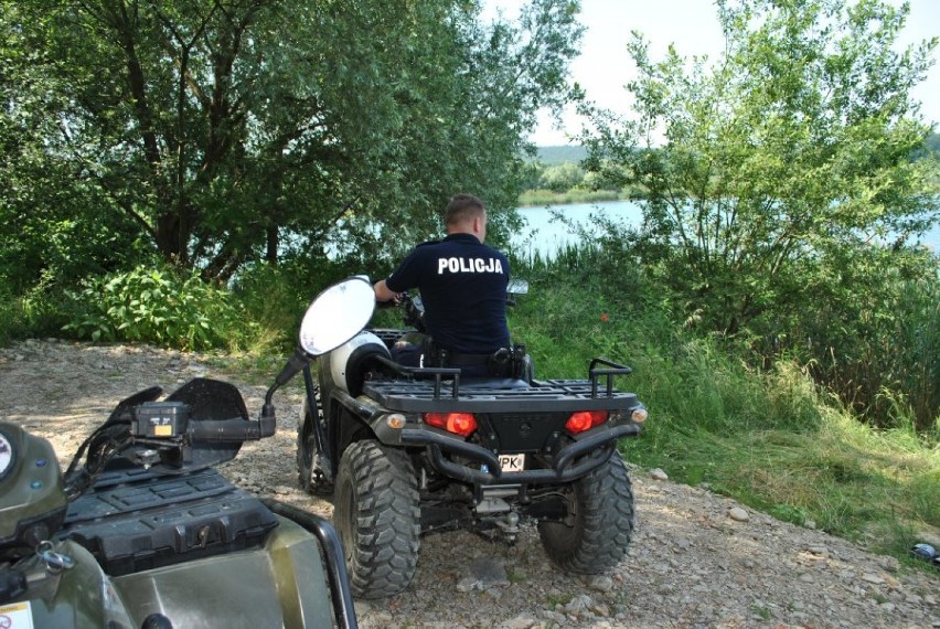 Policjanci z Przemyśla kontrolą miejsca, gdzie wypoczywamy nad wodą [ZDJĘCIA]