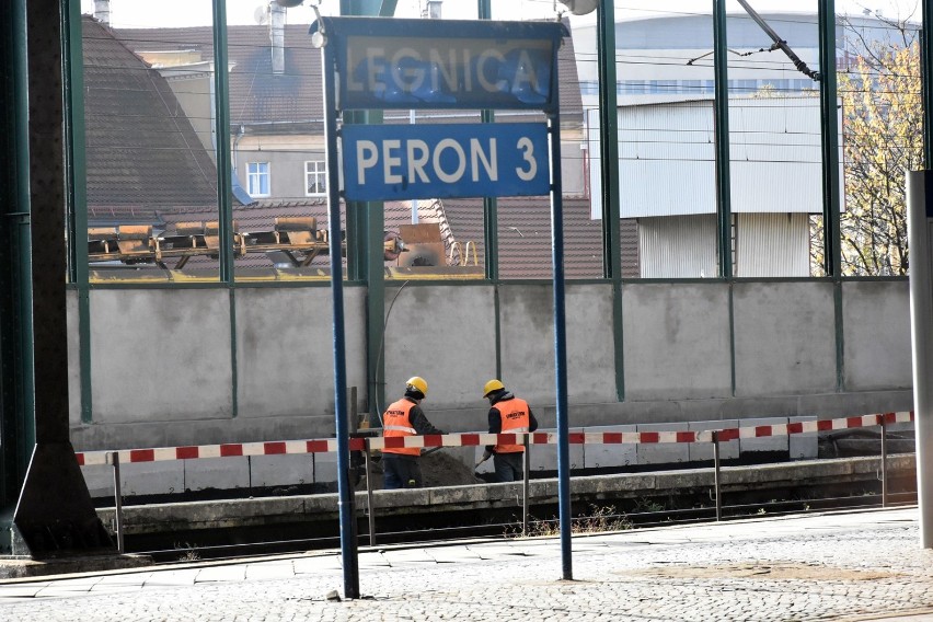 Dworzec PKP w Legnicy jest remontowany, perony zamknięte dla podróżnych