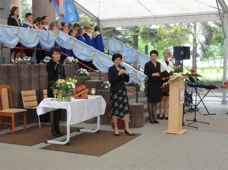 Borcz. Jolanta Kwaśniewska uczestniczyła w nadaniu imienia i sztandaru Kawalerów Orderu Uśmiechu