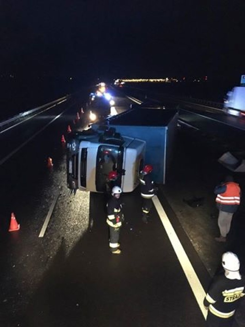 Autostrada A2. Silny wiatr przewrócił ciężarówkę