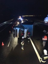 Autostrada A2. Silny wiatr przewrócił ciężarówkę [ZDJĘCIA]