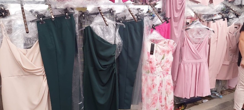 Sukienki, spódnice, spodnie, żakiety, bluzy i mnóstwo innych ubrań na targowisku przy ulicy Dworaka. Duży wybór i atrakcyjne ceny [ZDJĘCIA]