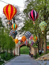 Balony z załogami baloniarzy nad Olsztynem. Niezwykła ekspozycja pod zamkiem ZDJĘCIA