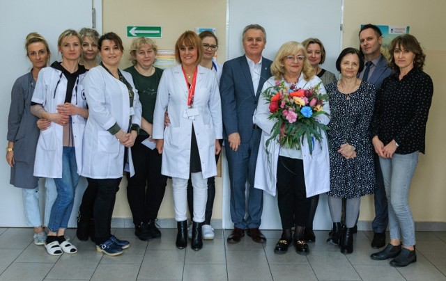 Kwiaty i życzenia dla pracowników gminnej służby zdrowia w Pińczowie z okazji ich święta.