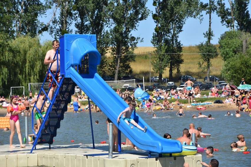 Wystarczy trochę słońca, by plaża nad jeziorem w Wąsoszu...