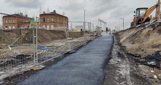 W Dąbrowie Górniczej powstało nowe, asfaltowe dojście do stacji kolejowej w śródmieściu 

Zobacz kolejne zdjęcia/plansze. Przesuwaj zdjęcia w prawo - naciśnij strzałkę lub przycisk NASTĘPNE