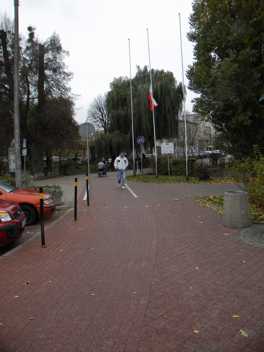 Pruszcz Gd.: Flagi opuszczone do połowy masztu po śmierci Tadeusza Mazowieckiego