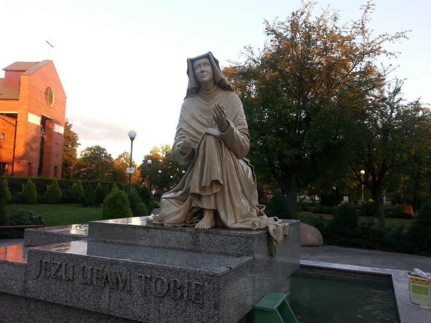 Pomnik Św. Faustyny na placu Niepodległości został naprawiony.