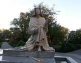Pomnik św. Faustyny na placu Niepodległości został naprawiony