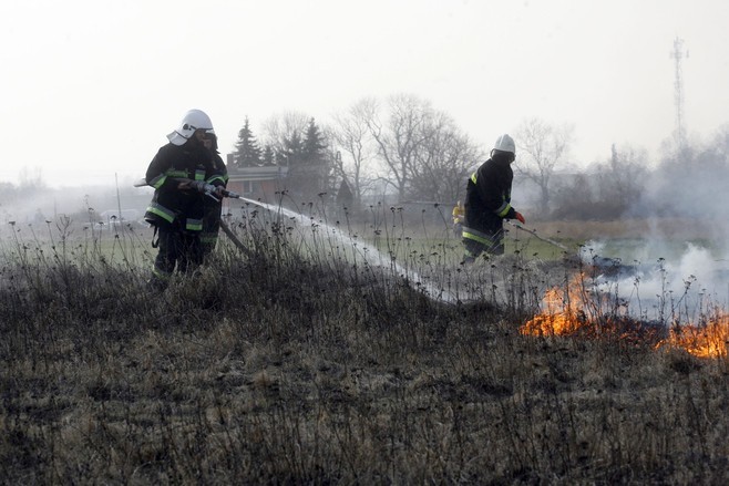 Żywiecczyzna: Bezmyślni ludzie wypalają trawy. Strażacy mają pełne ręce roboty. Apelują o rozsądek!