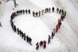 Walentynki w Rzeszowie. Kilkadziesiąt osób utworzyło wielkie serce