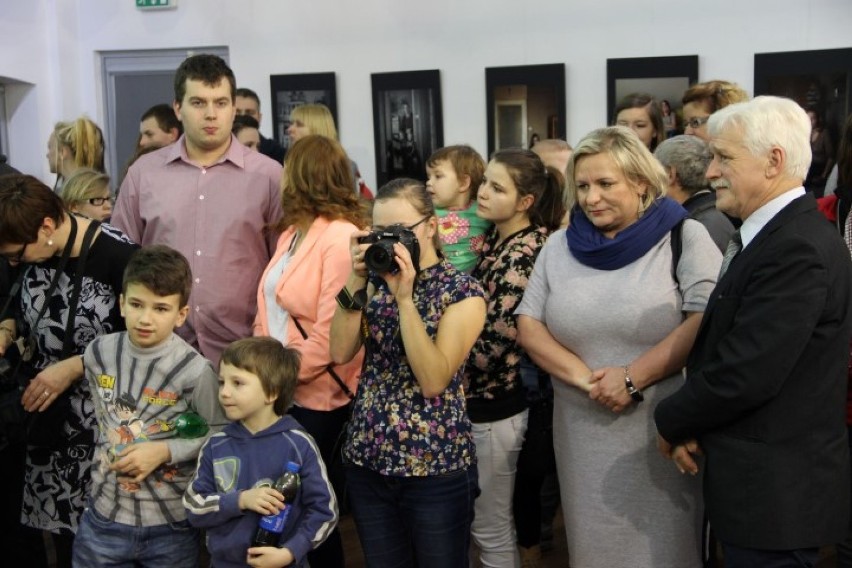 Wychowankowie Domu Dziecka w Tczewie bohaterami wyjątkowej wystawy fotograficznej. ZDJĘCIA