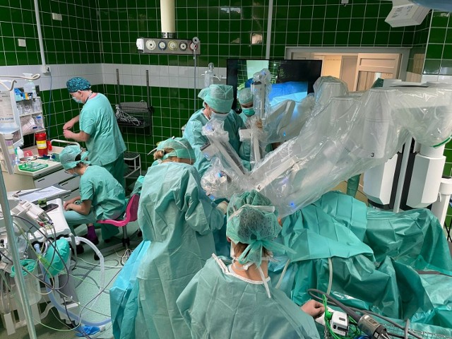 Dwie pierwsze pacjentki z nowotworem trzonu macicy zostały zoperowane w „Rydygierze” przy użyciu robota da Vinci. Do końca 2024 roku krakowski szpital ma możliwość przeprowadzenia ponad 50 takich zabiegów