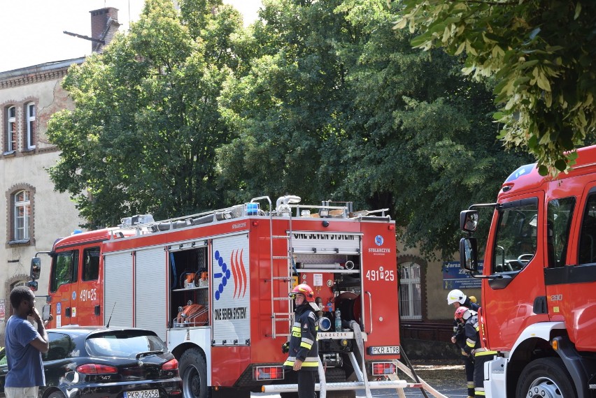 STRAŻACY W AKCJI: Pożar w budynkach byłej jednostki wojskowej w Krotoszynie [ZDJĘCIA + FILM]