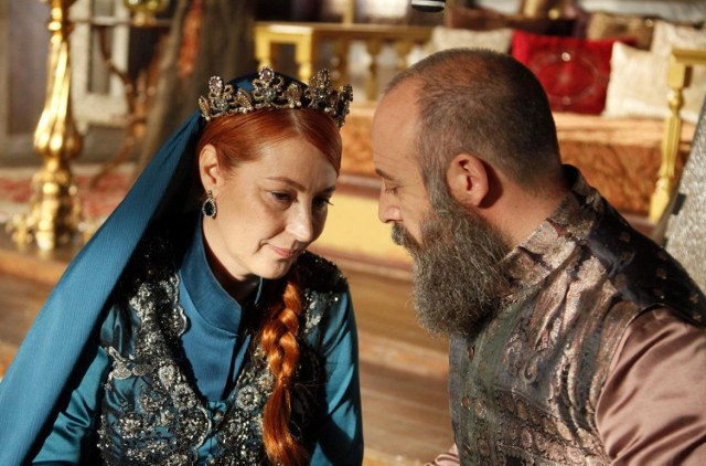 Meryem Uzerli, która wcielała się w rolę Hürrem została zastąpiona przez nową aktorkę Vahide Perçin (na zdjęciu, obok Sułtana Sulejmana, granego przez Halit Ergenç.