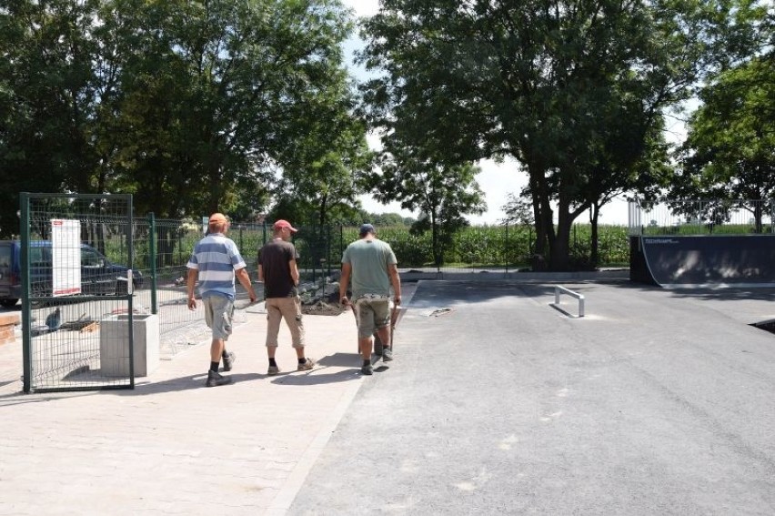 Przy szkole podstawowej w Osięcinach powstaje skatepark