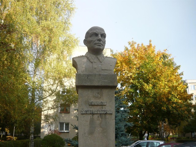 Pomnik Karola Świerczewskiego budzi spore kontrowersje