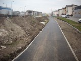 Jest już asfalt na ścieżce rowerowej przy alei Solidarności w Opolu
