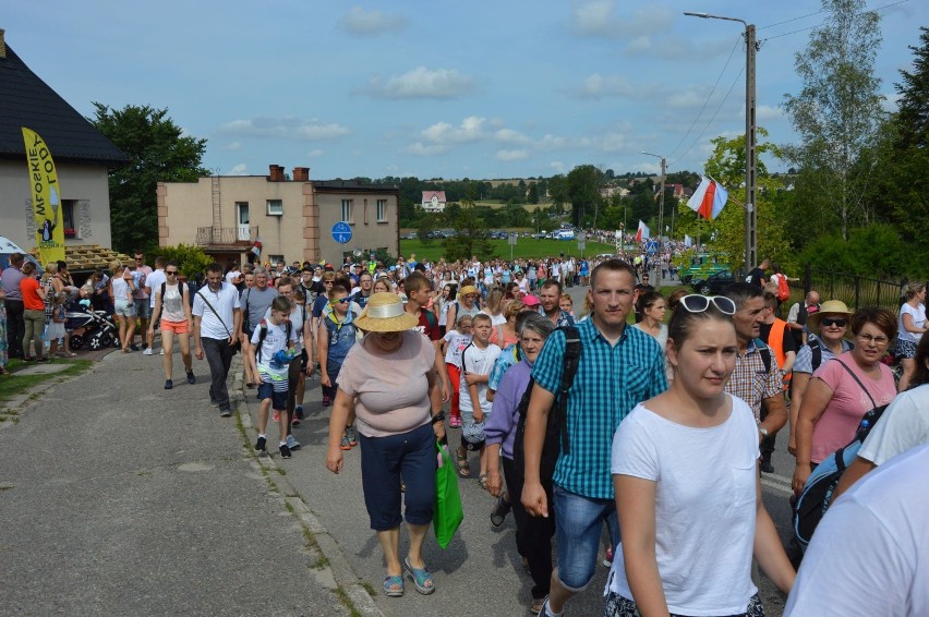 Wielki Odpust Sianowski 2018 - największa grupa pielgrzymów przybyła z Sierakowic - było ich 1500! ZDJĘCIA