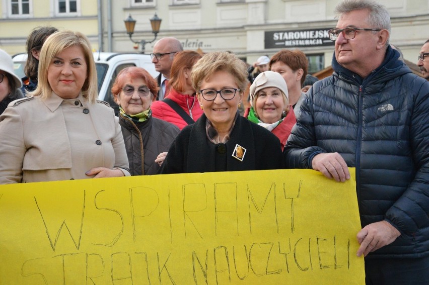 Strajk nauczycieli w Piotrkowie. "Światełko z wykrzyknikiem"...