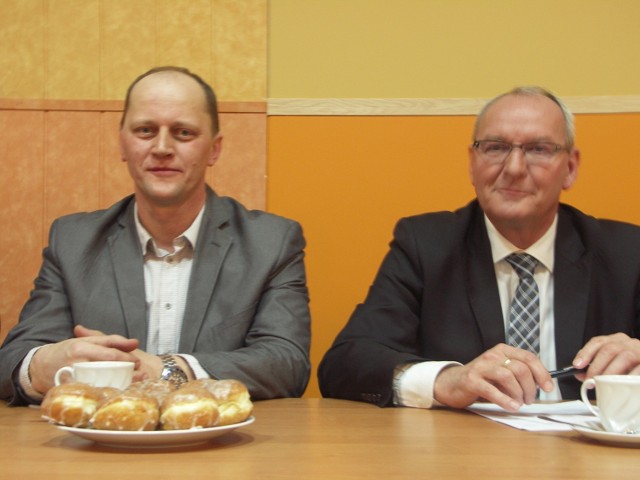 Sołtys Ryszard Zawodny (po lewej), zasiadający w tej kadencji jako radny w Radzie Miejskiej, obok burmistrza gminy Koźmin Wielkopolski Macieja Bratborskiego, chwilę po ogłoszeniu wyniku wyborów, w wyniku których rządził będzie Borzęcicami przez najbliższych 5 lat.