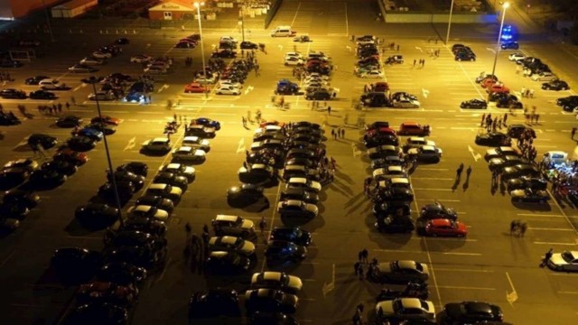 Akcja policji podczas "Nocnych Lotów" na terenie parkingu Auchan Swadzim w sierpniu 2020 roku. Zatrzymano jedną osobę podejrzaną o kierowanie pojazdem pod wpływem narkotyków oraz 73 dowody rejestracyjne.
