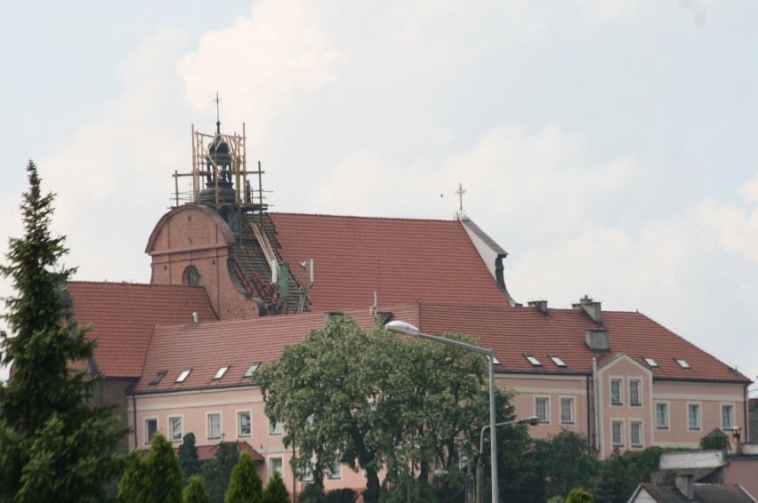 Świątynia przyklasztorna Ojców Franciszkanów w Radziejowie z nowym dachem i dzwonnicą