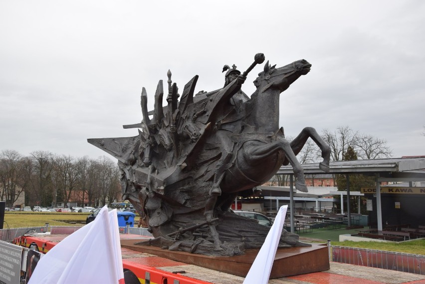 Powitanie pomnika Jana III Sobieskiego w Częstochowie [ZDJĘCIA] Pod Jasną Górą monument pozostanie do początku 2020 roku