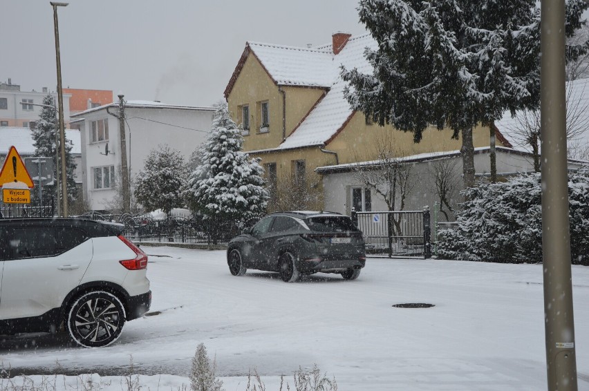 Na ulicach Goleniowa biało i ślisko. Akcja Zima na ćwierć gwizdka