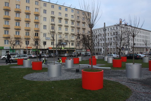 Zakłada on m.in. możliwość budowy w tym miejscu parkingów, nawet wielopoziomowych, ponadto nowych budynków biurowych.

- Dopuszczona została możliwość lokalizacji w nich obiektów handlowych, usługowych i gastronomicznych, które służyły będą pasażerom, korzystającym ze stacji SKM Wzgórze św. Maksymiliana - mówi Marek Karzyński, dyrektor Biura Planowania Przestrzennego Miasta Gdyni.