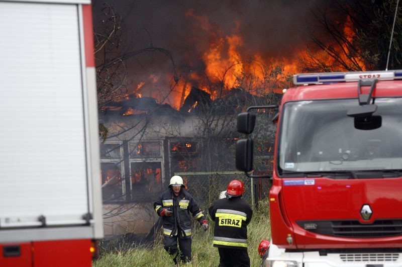 Legnica: Gigantyczny pożar. Słup dymu ma ok. 100 metrów (ZDJĘCIA)