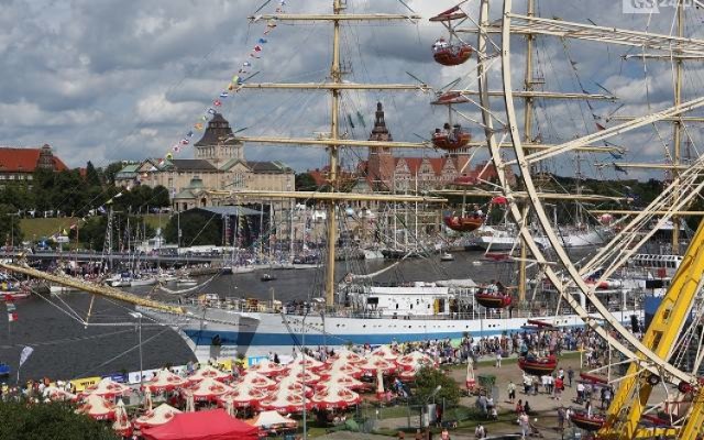 Dni Morza Sail Szczecin 2018

Dni Morza oprócz możliwości obcowania z pięknymi żaglowcami oraz oldtimerami, oferują również masę koncertów i wydarzeń towarzyszących skierowanych zarówno do dzieci jak i dorosłych. W tym roku zatem nie zabraknie dobrej muzyki, przy której z całą pewnością każdy będzie się świetnie bawił, wydarzeń sportowych oraz jakże lubianej przez najmłodszych strefy dziecięcej. Wydarzenia artystyczne będziemy mogli podziwiać jak co roku po obu stronach Odry.