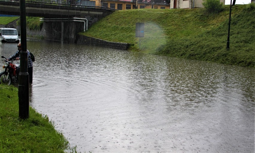 Nowy Sącz. Ulica Nawojowska całkowicie pod wodą. Studzienki nie wytrzymały deszczu [ZDJĘCIA]