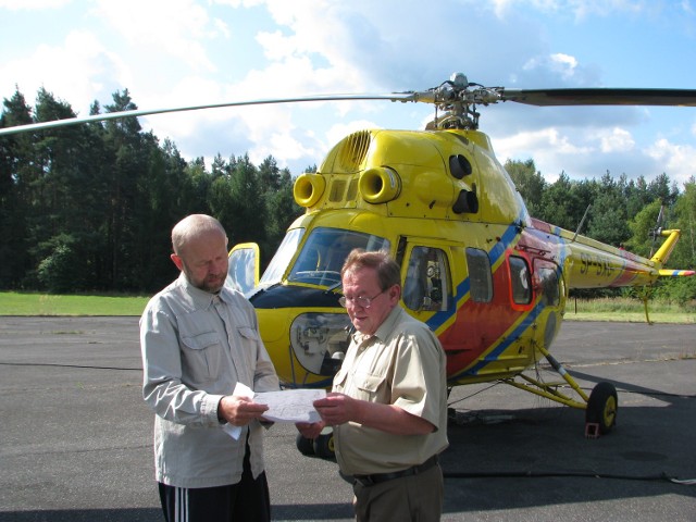 Pilot Józef Janosz z zastępcą nadleśniczego z Brynka Jerzym Majsterkiewiczem